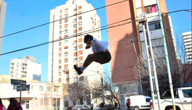 Valen Albornoz, el joven que convierte la ciudad en su propio lienzo con el parkour