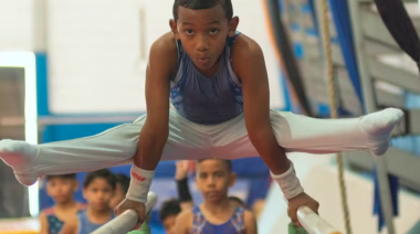 El sueño olímpico de Dylan: un joven gimnasta ecuatoriano busca apoyo para representar a su país