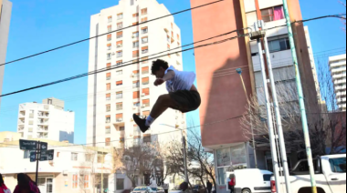 Valen Albornoz, el joven que convierte la ciudad en su propio lienzo con el parkour