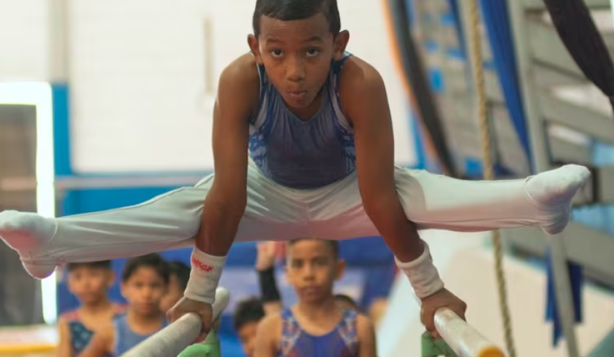 El sueño olímpico de Dylan: un joven gimnasta ecuatoriano busca apoyo para representar a su país